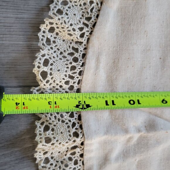 Vintage Handcrafted Lace-Trimmed Table Runners With Basket & Berry Design - Picture 4 of 10